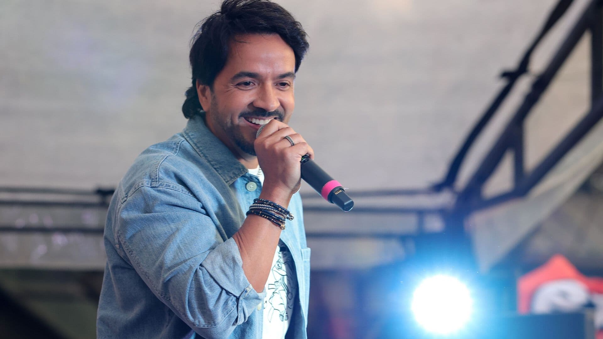 Luis Fonsi Coloca Dos Canciones entre las 10 Mejores de los Billboard