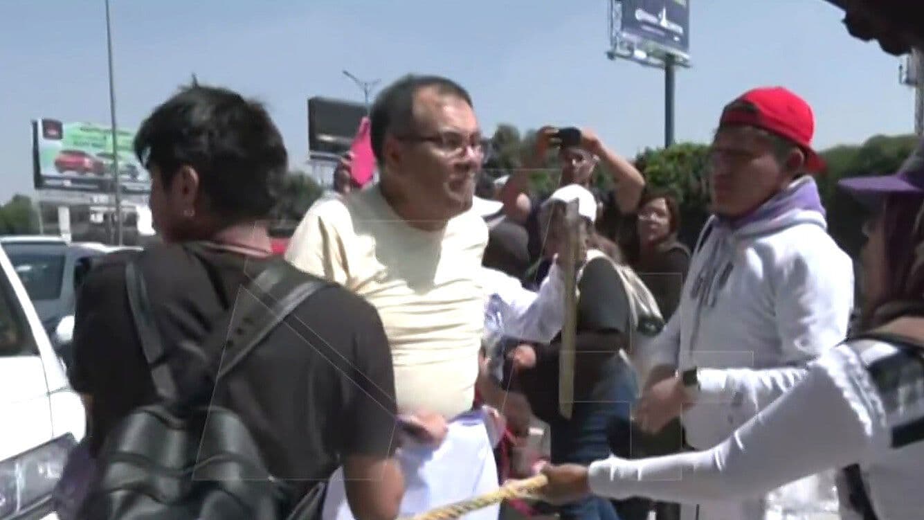 Tensión en Bloqueo de Periférico Norte: Camioneta Intenta Atropellar a Manifestantes