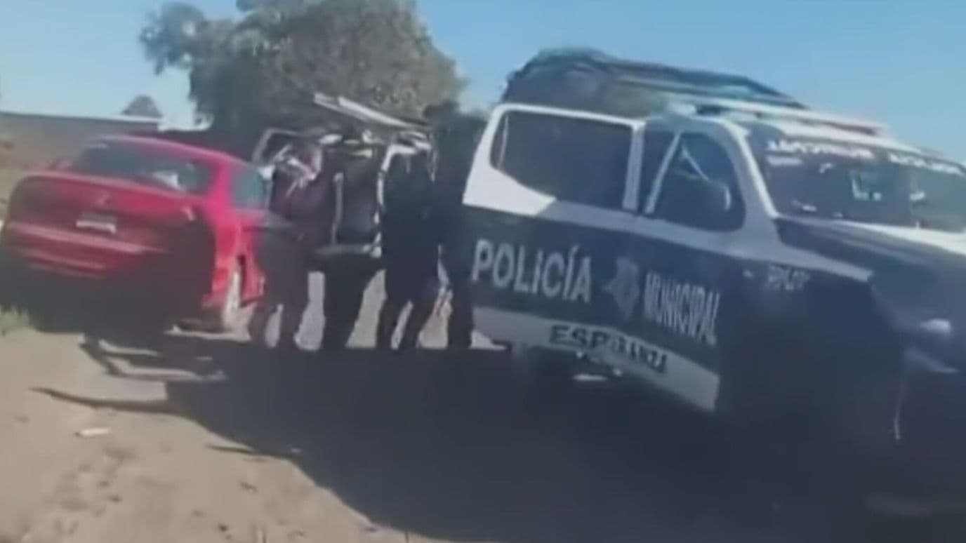 Tren Embiste una Camioneta en Puebla; Hay un Muerto y Varios Lesionados