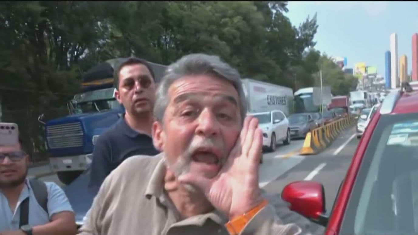 Video | Conductor Arremete contra Manifestantes y Medios por Bloqueo en Periférico Norte