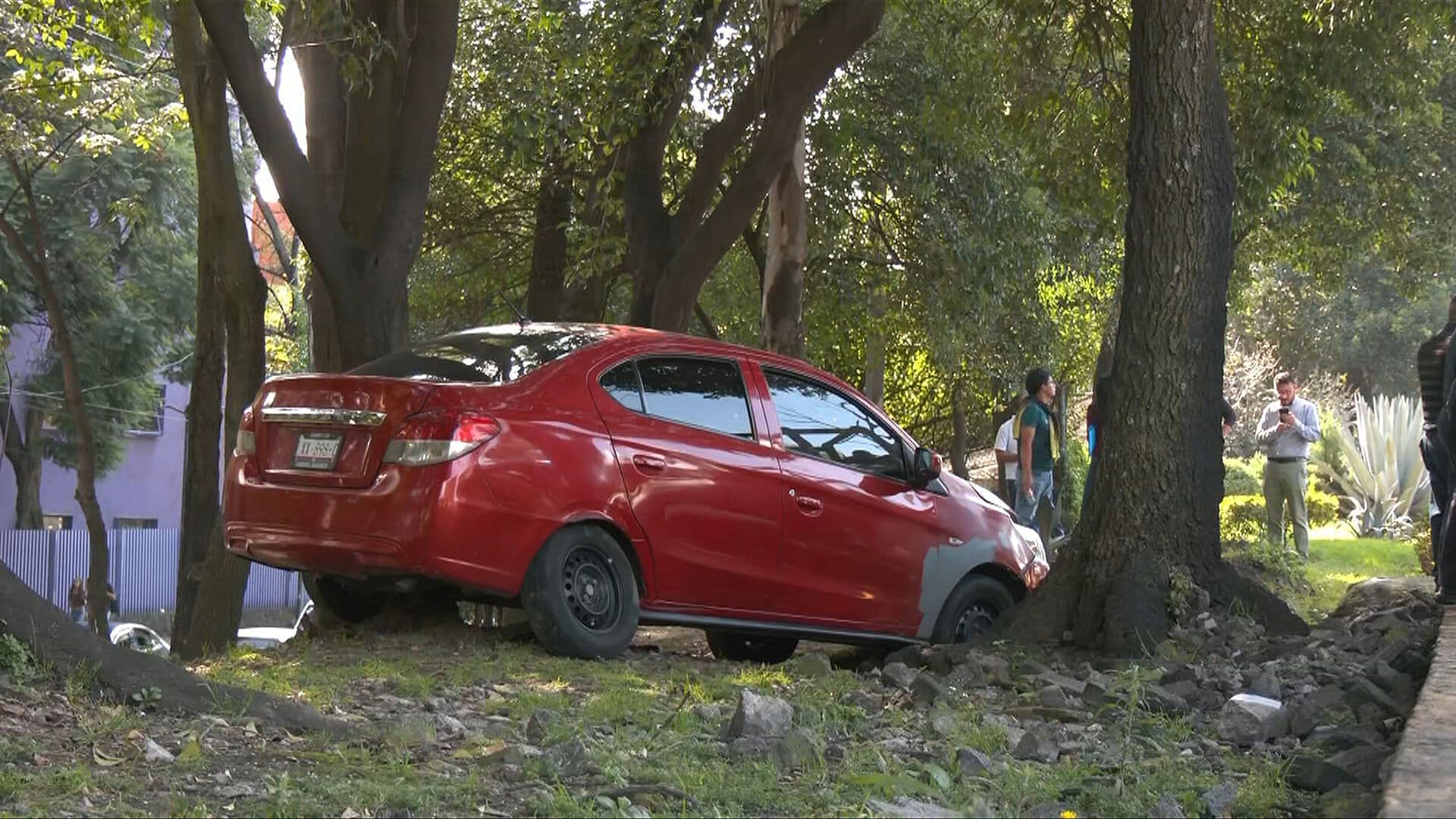 Automóvil Se Sube al Camellón tras Fuerte Choque frente a Cenart, Alcaldía Coyoacán