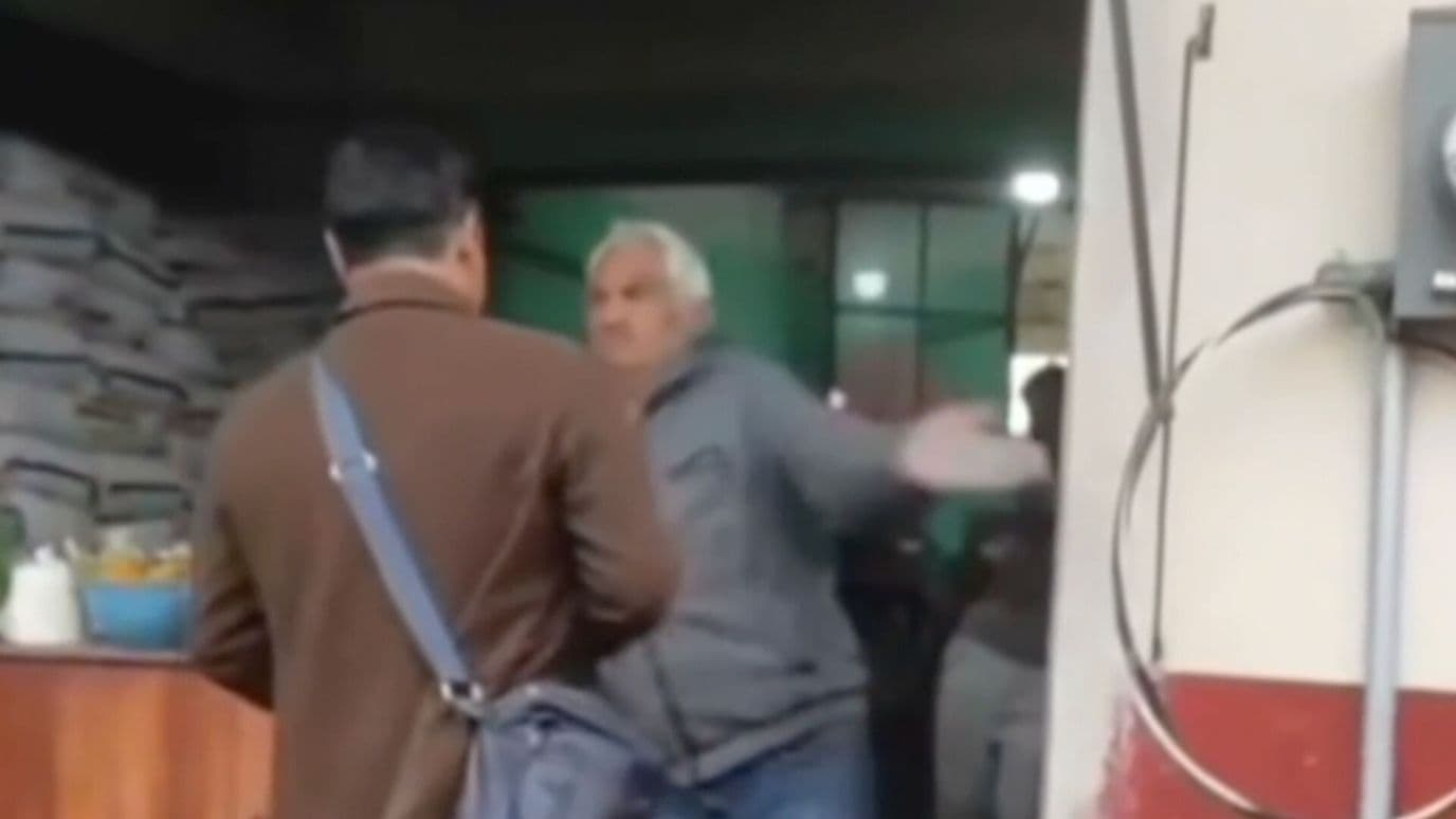 Hombre Tercera Edad Cachetada Cantante Ambulante Tortillería Xiutetelco Puebla