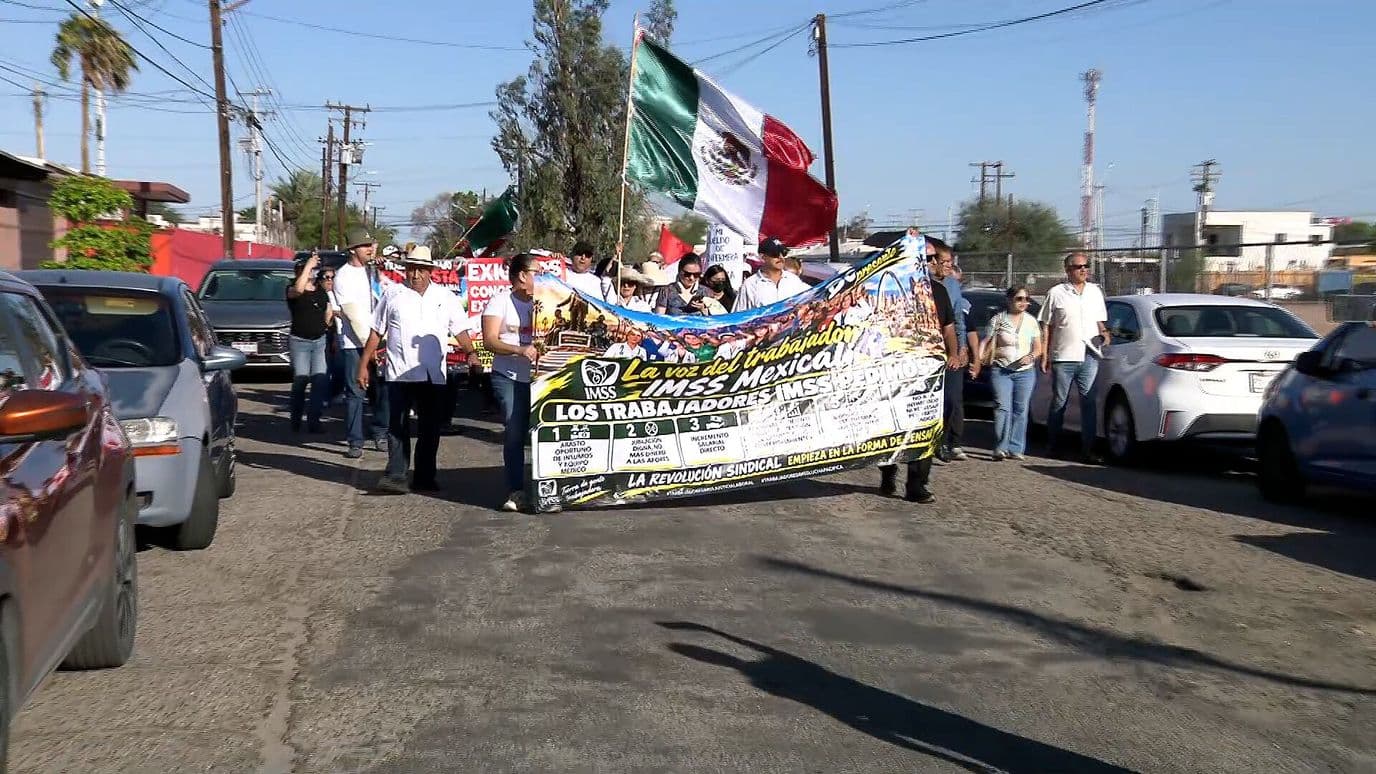 Marchan Trabajadores del IMSS por Carencias Hospitalarias en Mexicali