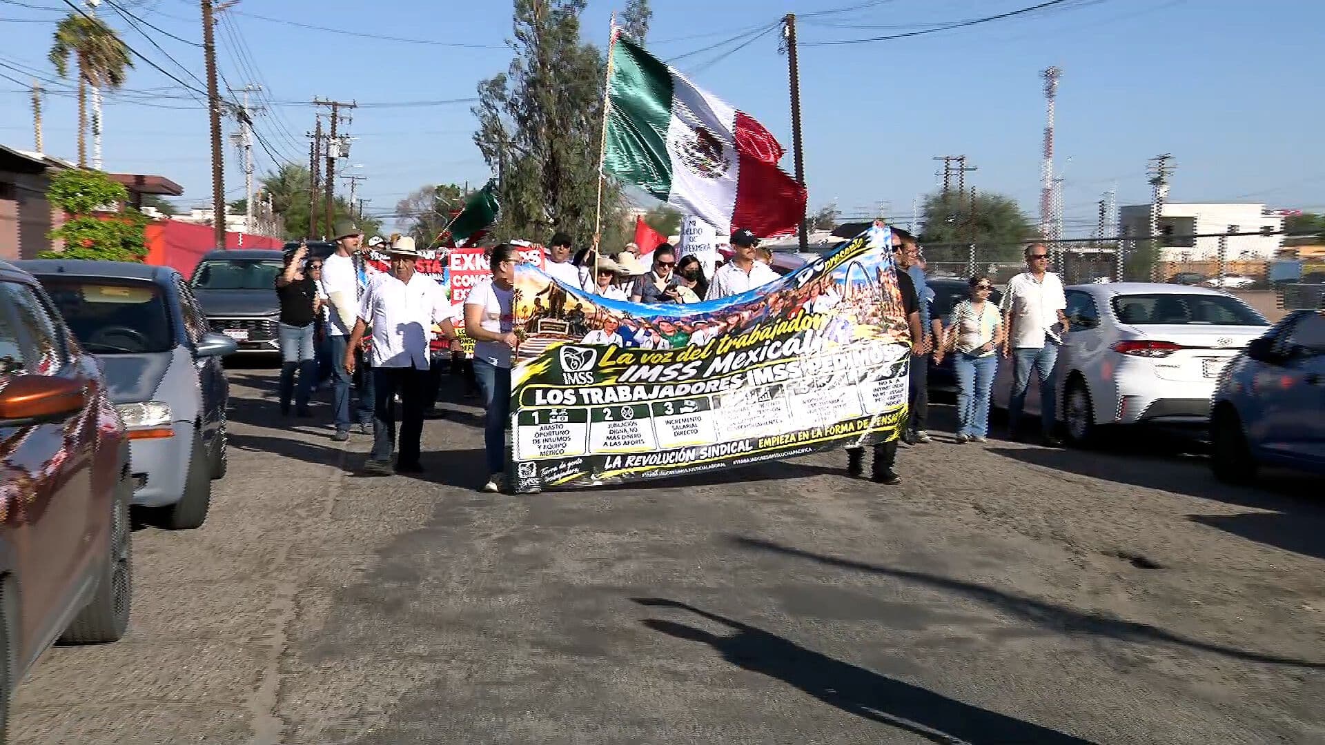 Marchan Trabajadores del IMSS por Carencias Hospitalarias en Mexicali