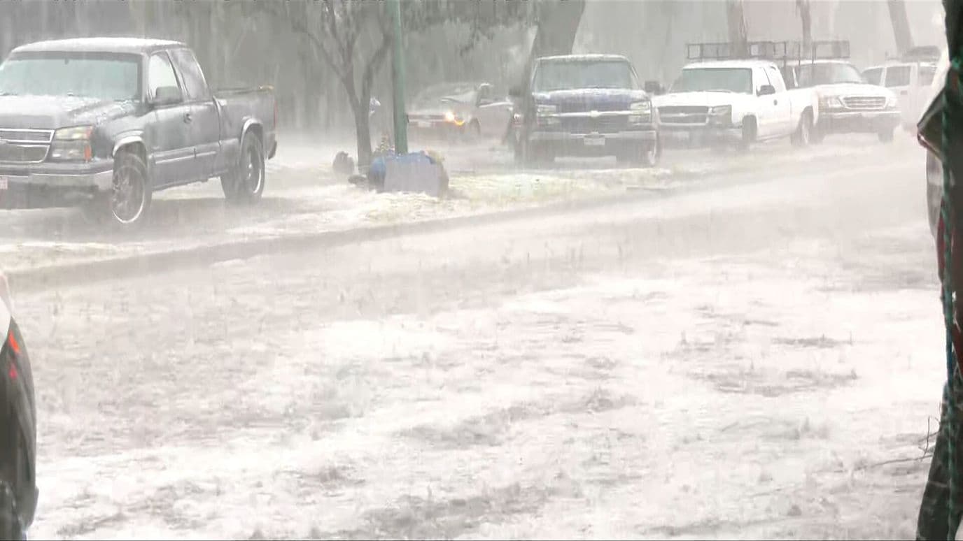 Fuerte Lluvia con Granizo Cubren Calles de Coyoacán, CDMX