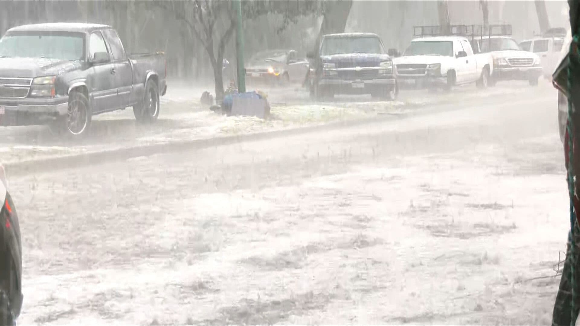 Fuerte Lluvia con Granizo Cubren Calles de Coyoacán, CDMX