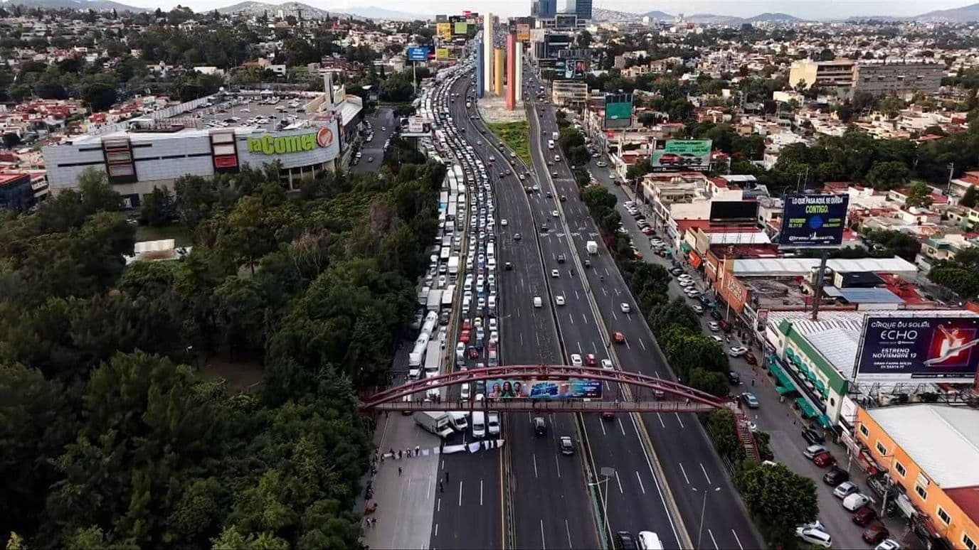 Crece Tensión entre Manifestantes y Automovilistas por Bloqueo en Periférico Norte