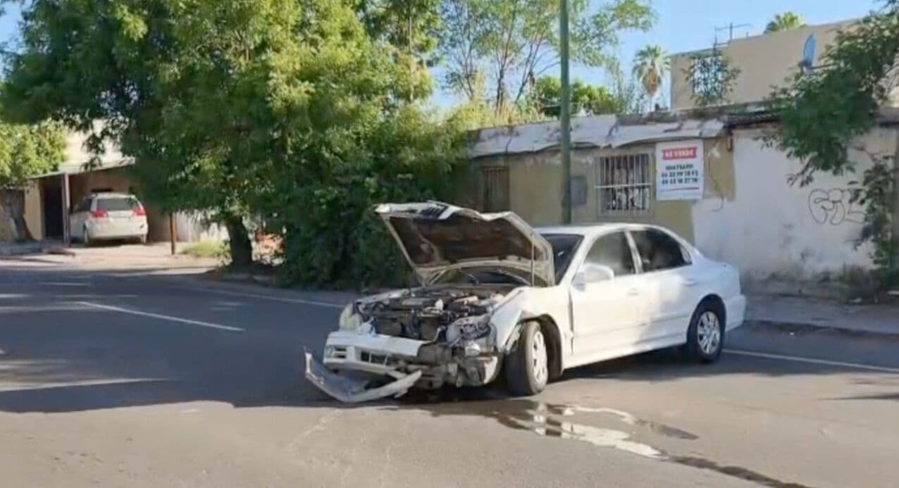 Choque en la Colonia Olivares Deja Un Lesionado y Daños Materiales