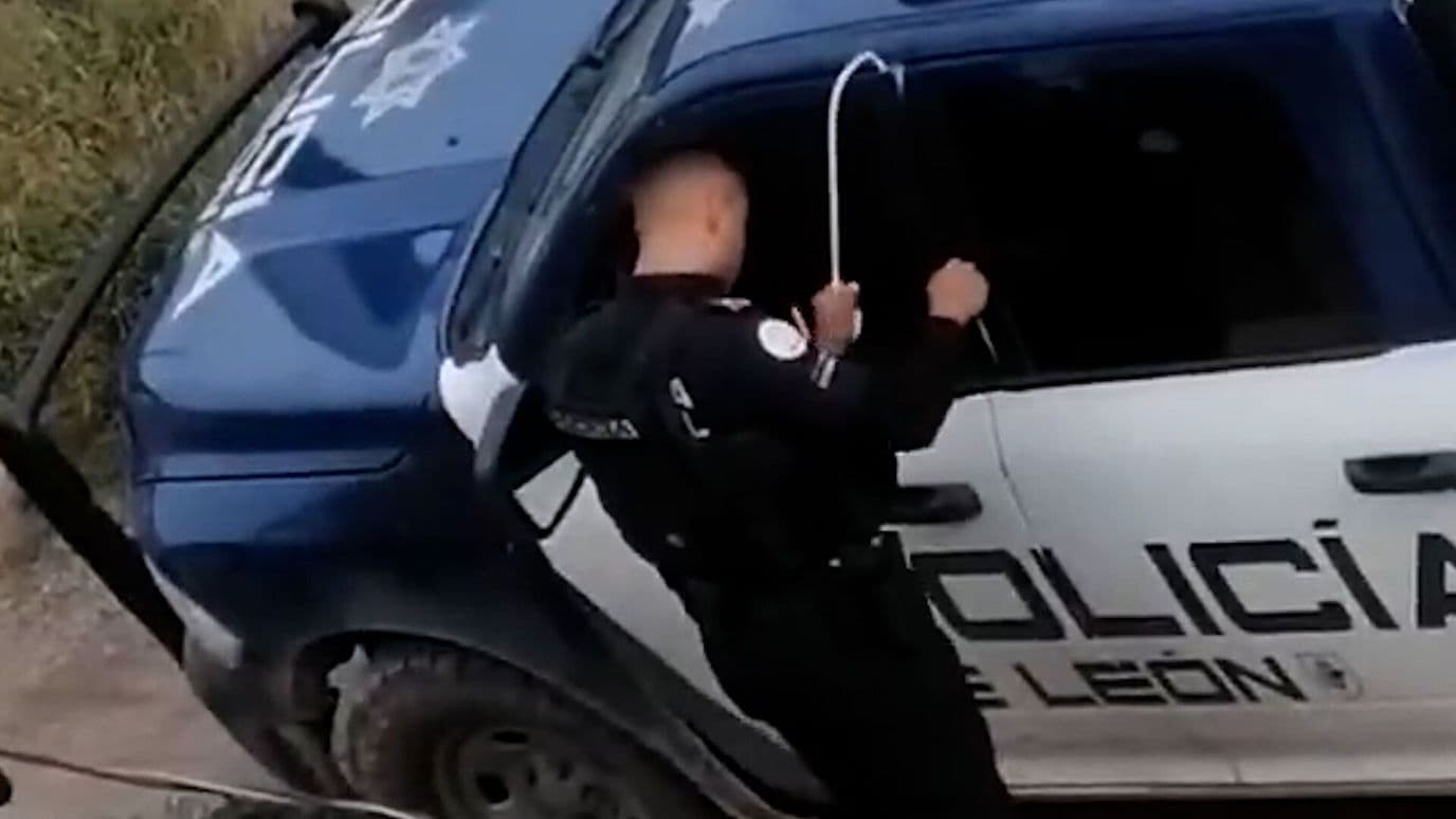 Policía de León Deja las Llaves Dentro de la Patrulla con un Detenido Dentro