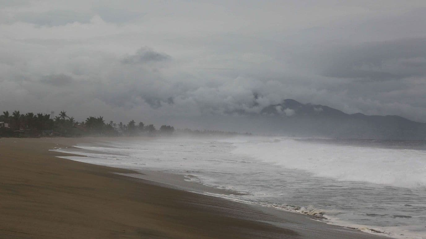 Simon se Degrada a Tormenta Tropical, Pero Sigue Peligro en Costas Mexicanas