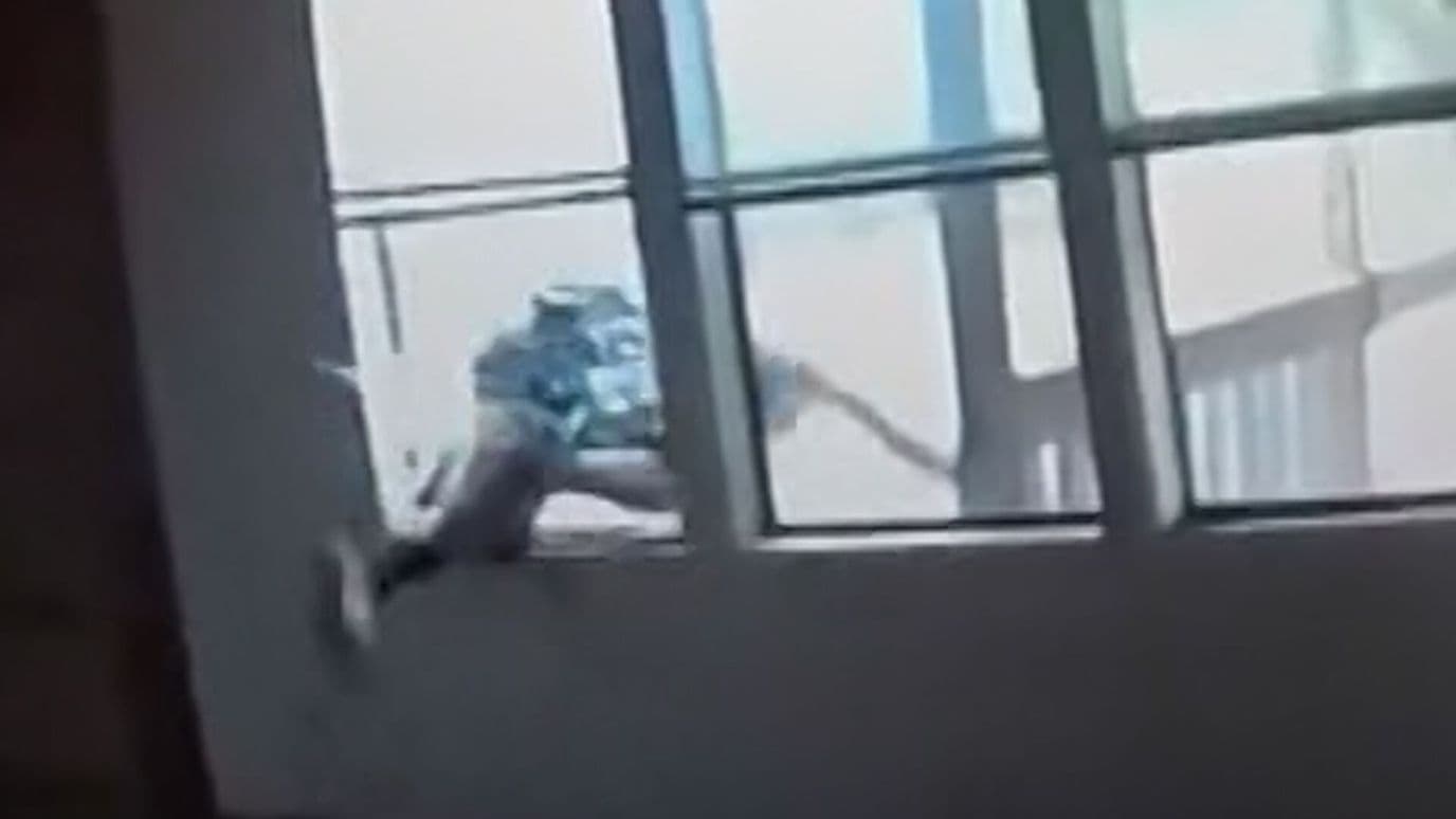 Presunto Ladrón Salta de Ventana de Casa durante Detención en Oklahoma, EUA