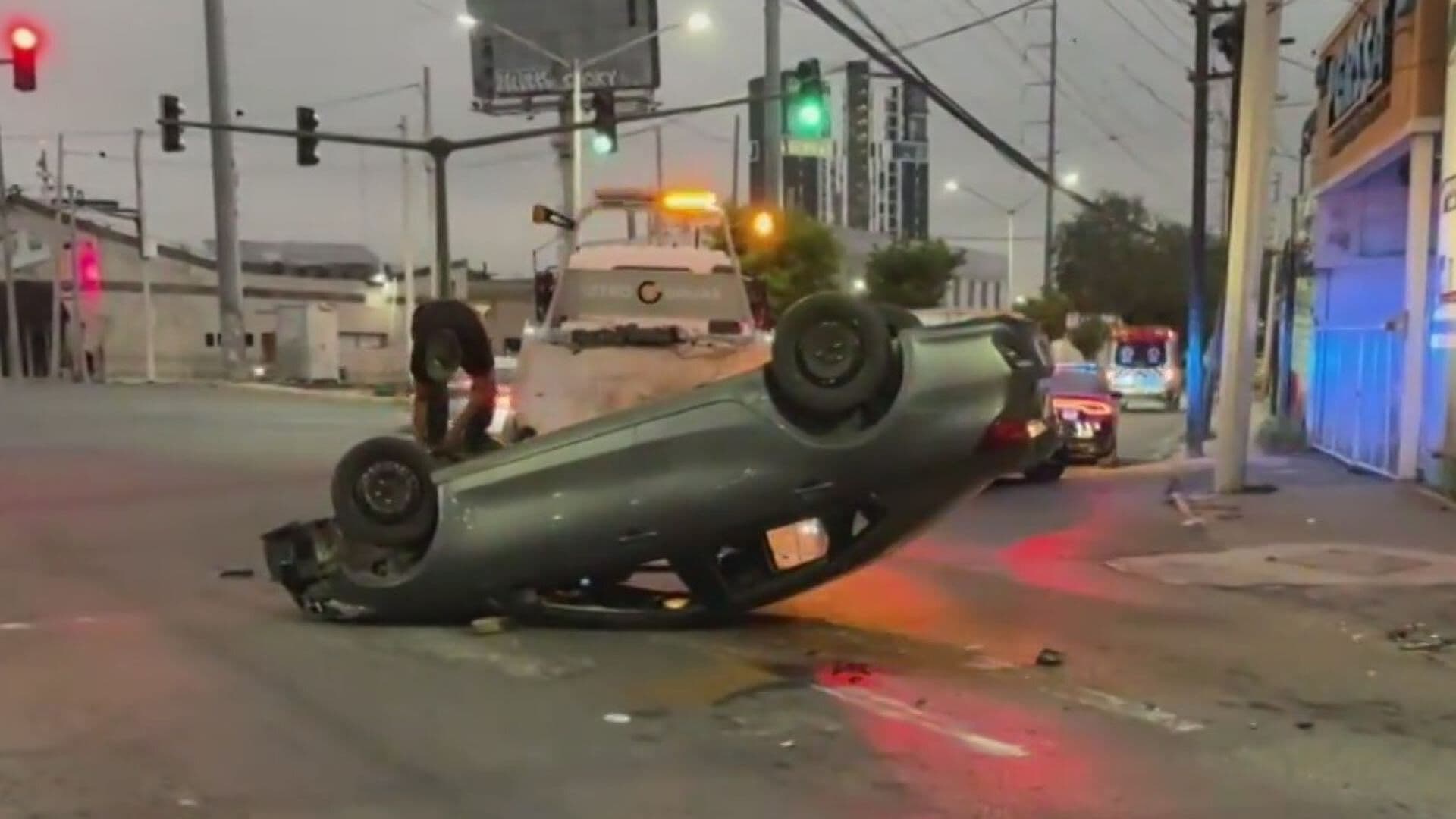 Deja Un Lesionado Volcadura de Carro en Av. Simón Bolívar y Pablo González