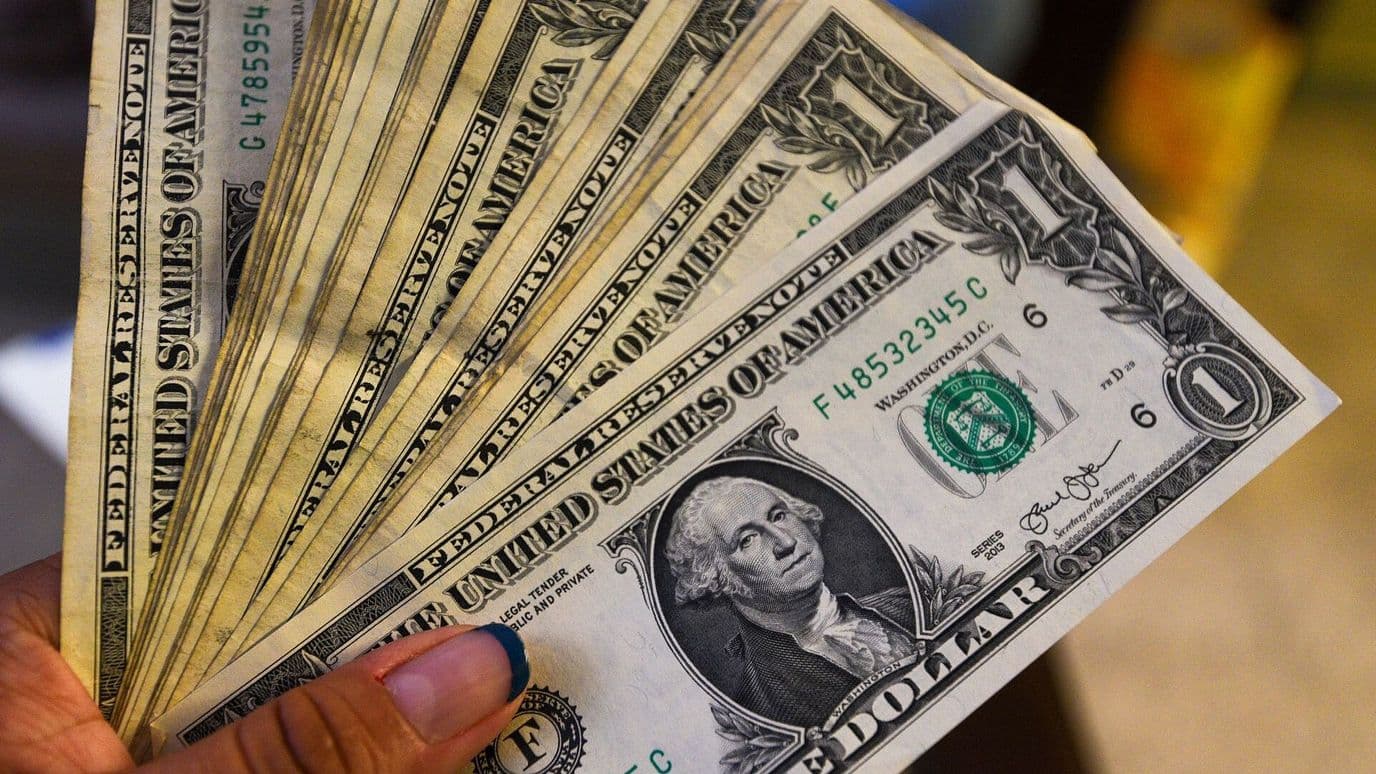 Así Está el Precio del Dólar Hoy: Sigue Arriba de los 18 Pesos por Política Monetaria