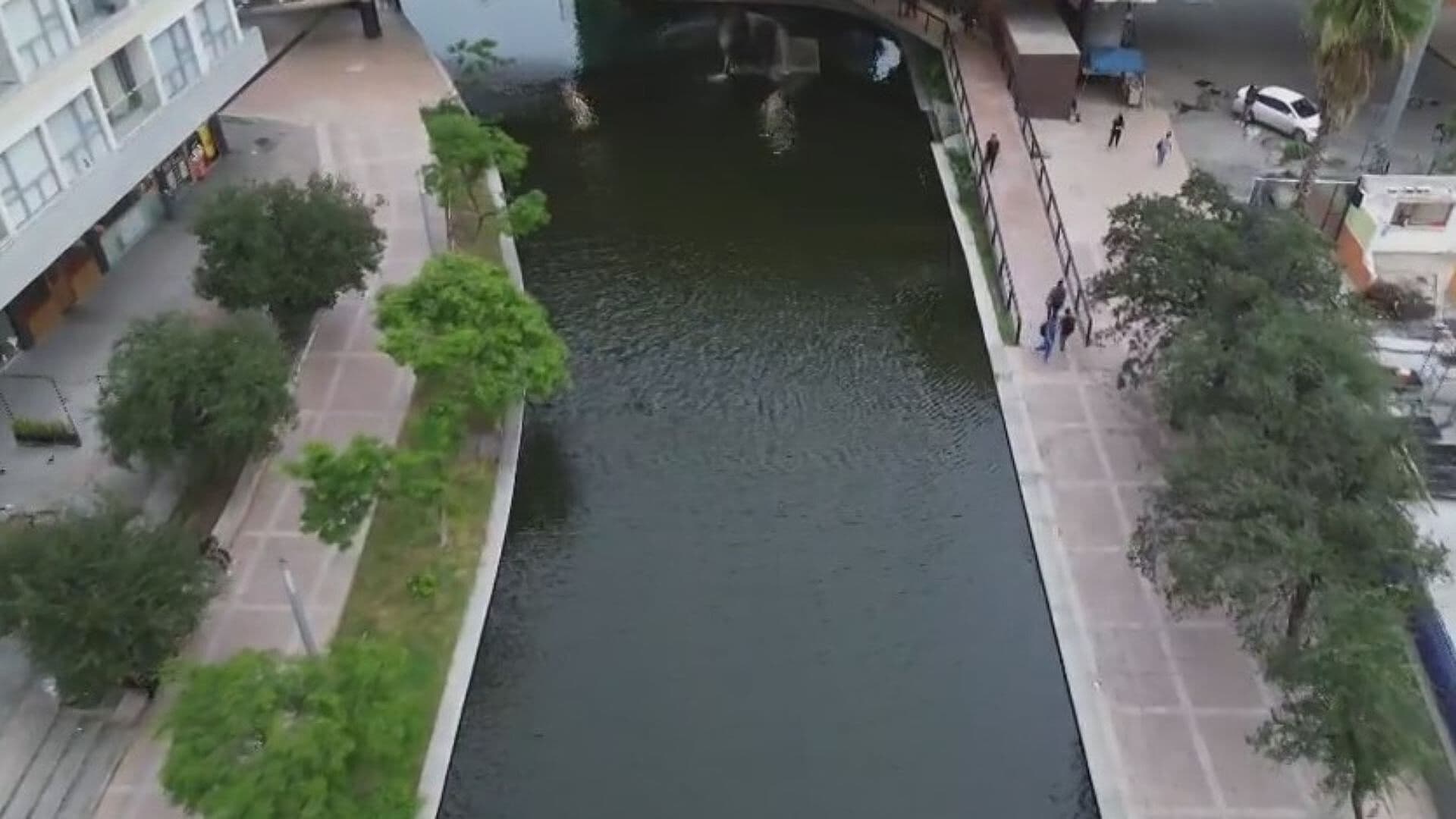 Amanece Agua “Chocolatosa” y Maloliente en el Canal en Paseo Santa Catarina en Monterrey