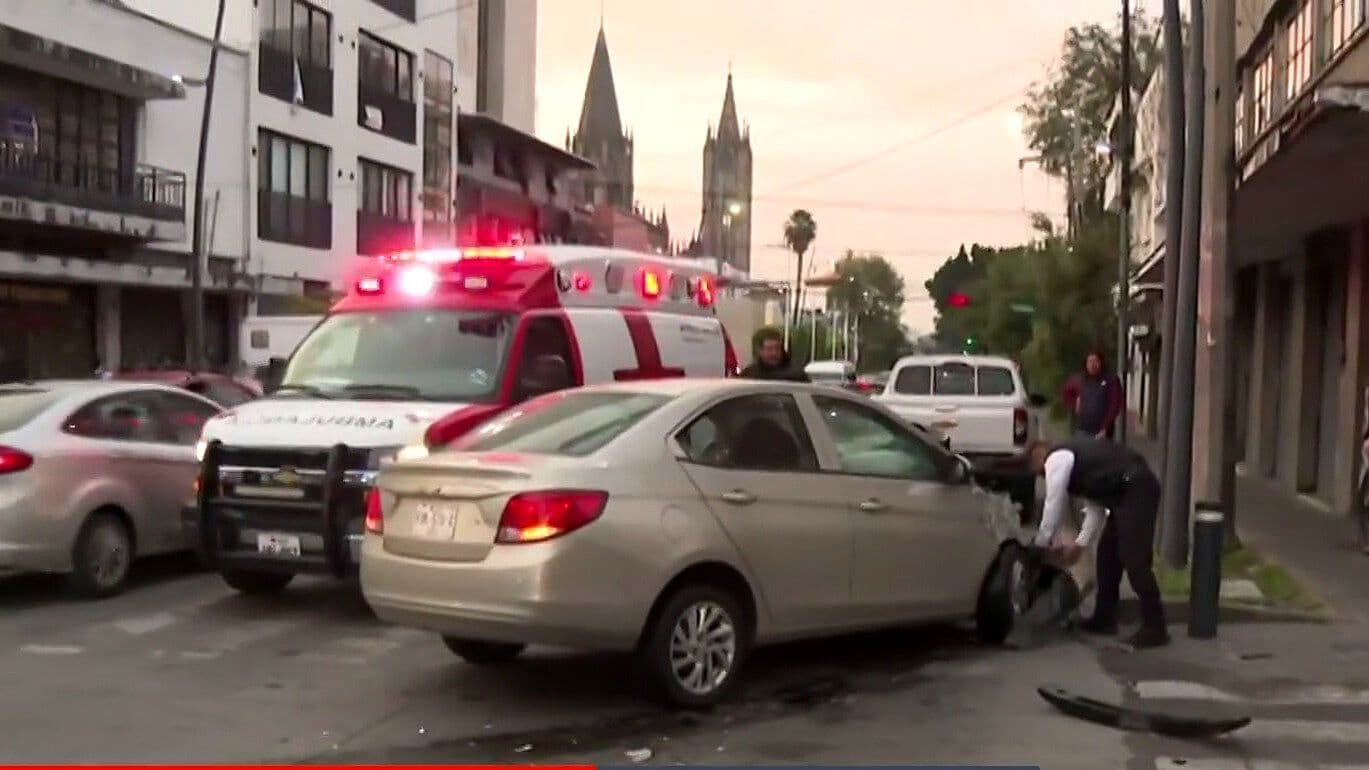 Auto Impacta Contra Camión en la Colonia Americana en Guadalajara