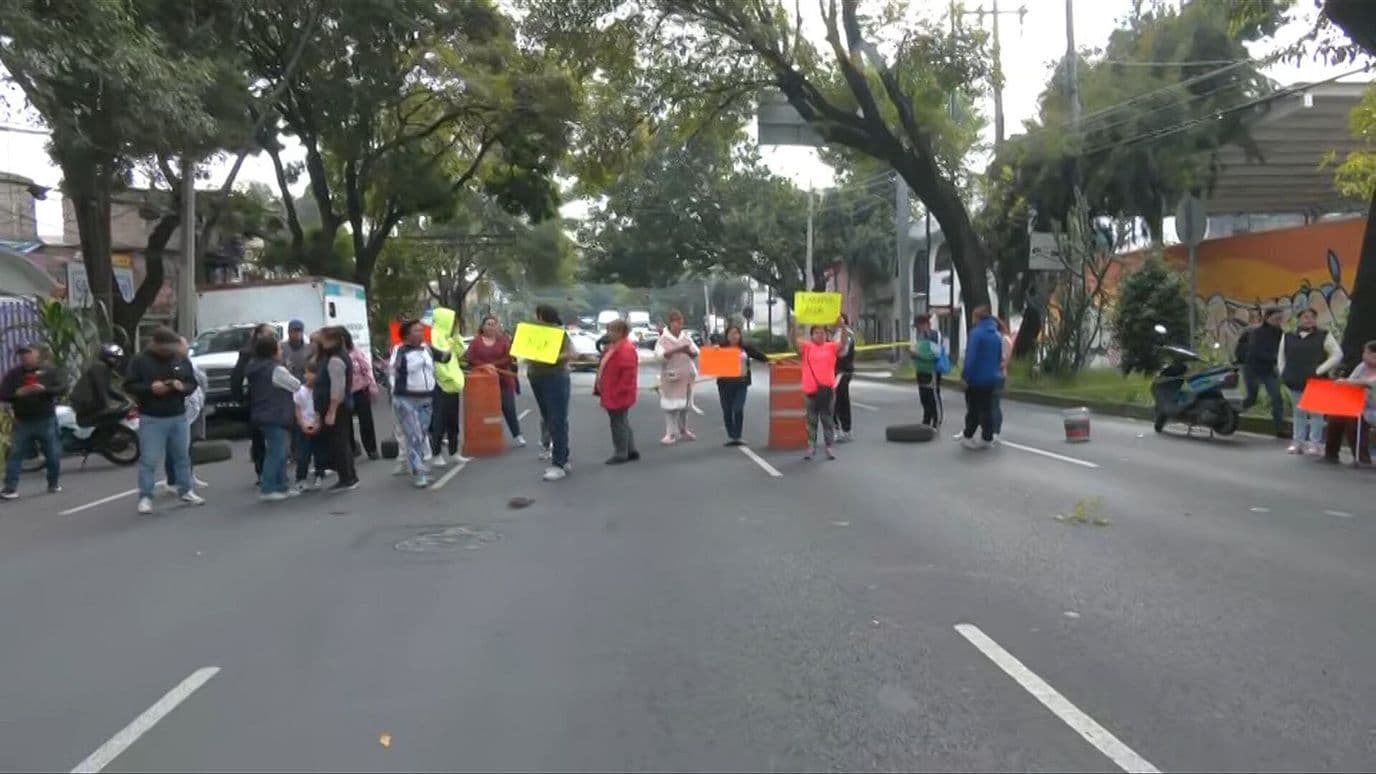 Vecinos de Benito Juárez Bloquean Eje 5 Sur por Falta de Agua