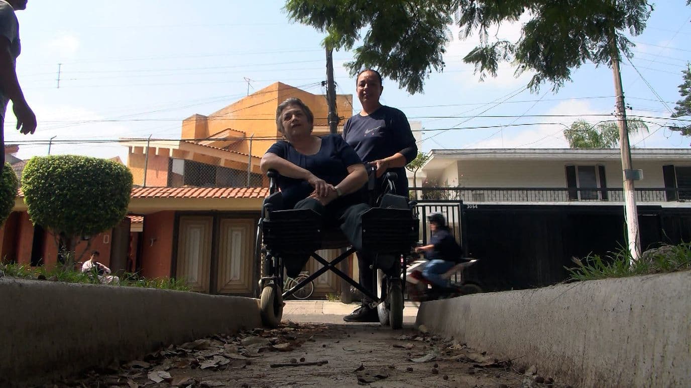 Paso Peatonal en Santa Eduwiges Impide el Tránsito de Personas en Silla de Ruedas