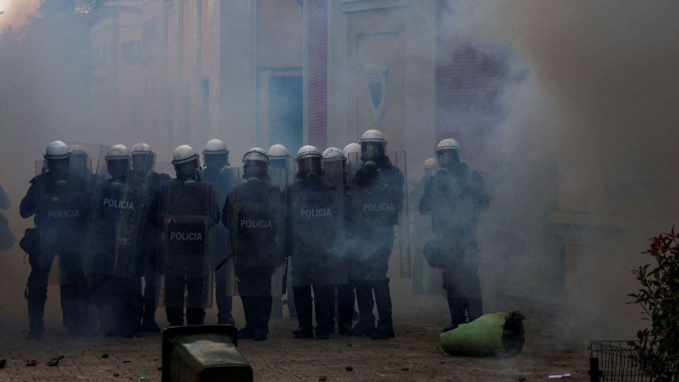 Aumentan los Enfrentamientos entre Policías y Estudiantes en Albania