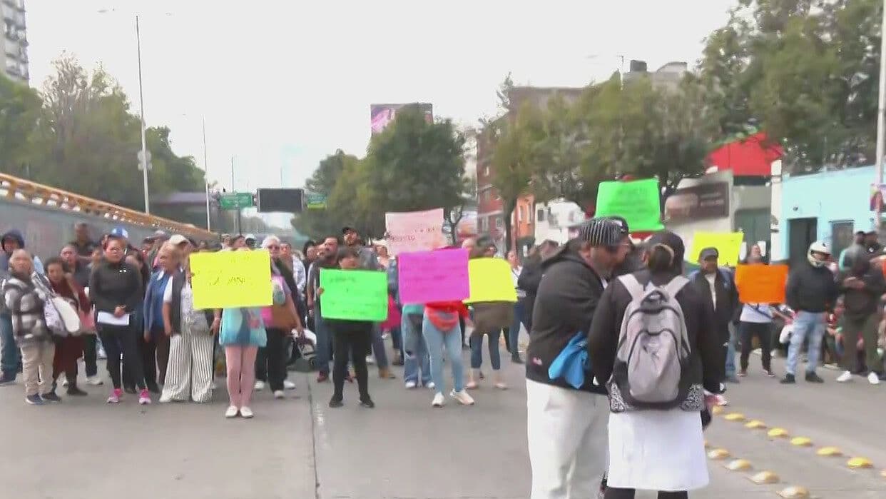 Comerciantes Ambulantes Bloquean Circuito Interior en Miguel Hidalgo; Exigen una Mesa de Diálogo