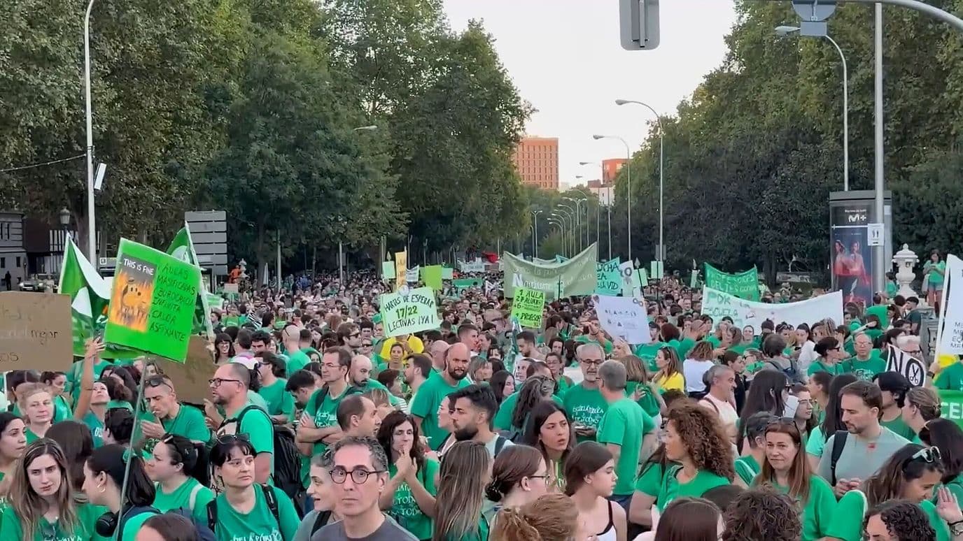 Miles de Maestros Salen a Marchar en Madrid al Iniciar Huelga de Docentes