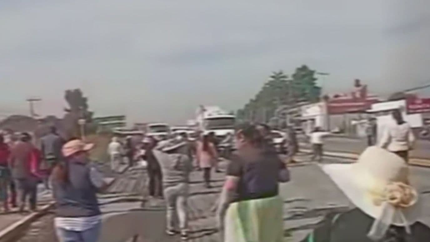 Pobladores Bloquean la Carretera Toluca-Naucalpan