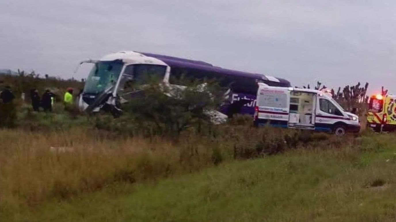 Sale de la Carretera 57 Autobús de Pasajeros en Carretera 57 en Galeana, NL