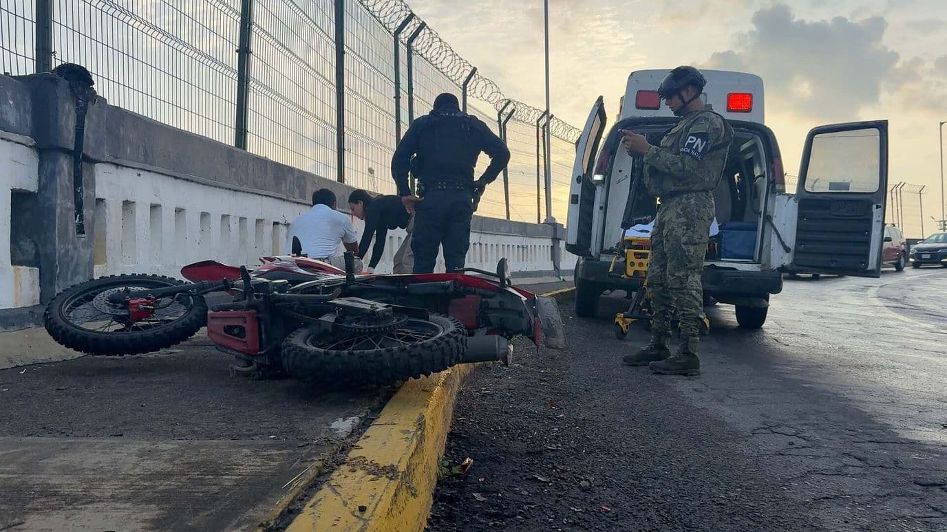 Motociclista Lesionada Tras Accidentarse en el Puente Morelos en Veracruz