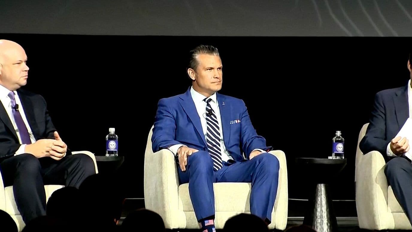 “Eres un Nazi”: Manifestantes Insultan a Pete Hegseth