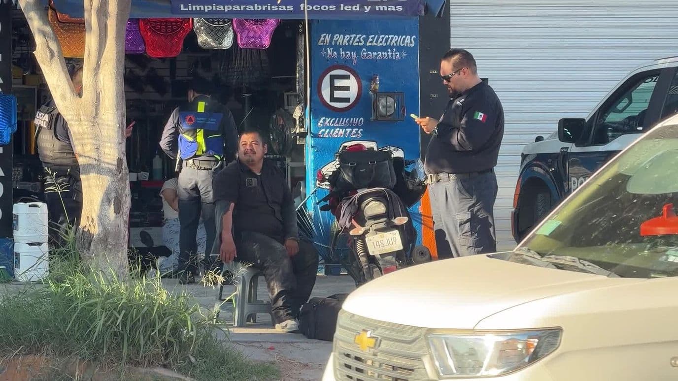 Choca Motociclista contra Camioneta de Material de Construcción en Querétaro