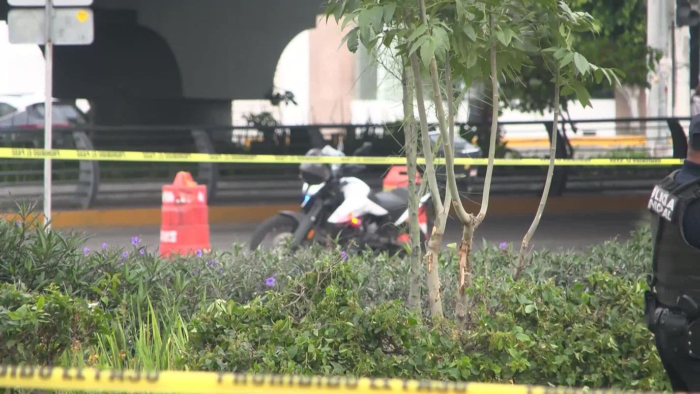 Joven Muere tras Impactar su Moto en Paradero de Qrobús en Querétaro