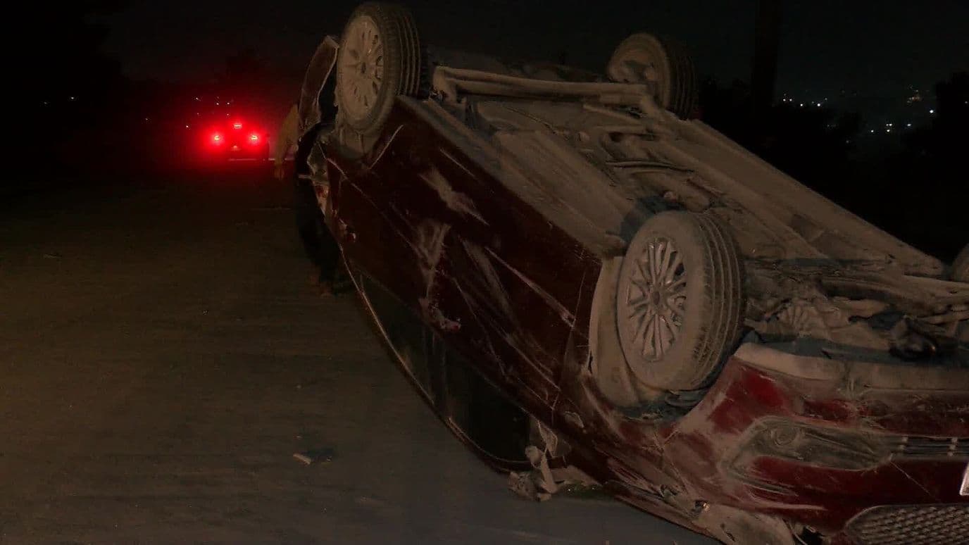 Vuelca Auto en Carretera a Chapala por Cemento Regado en la Vía