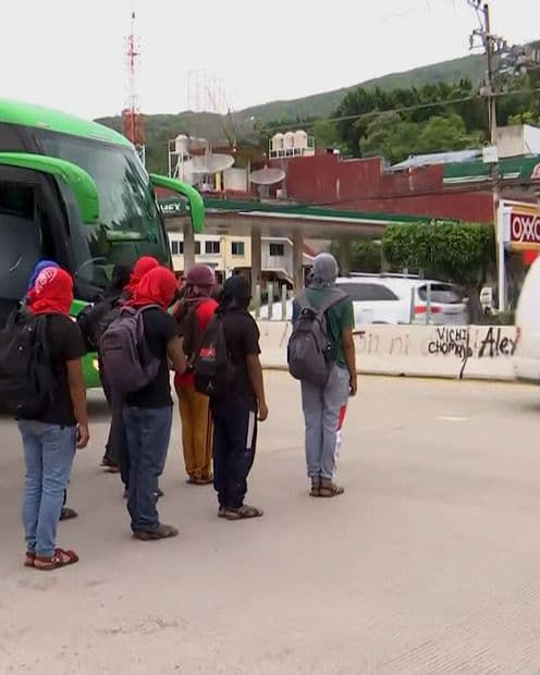 Normalistas de Ayotzinapa Bloquean Ambos Sentidos de Autopista del Sol, Guerrero