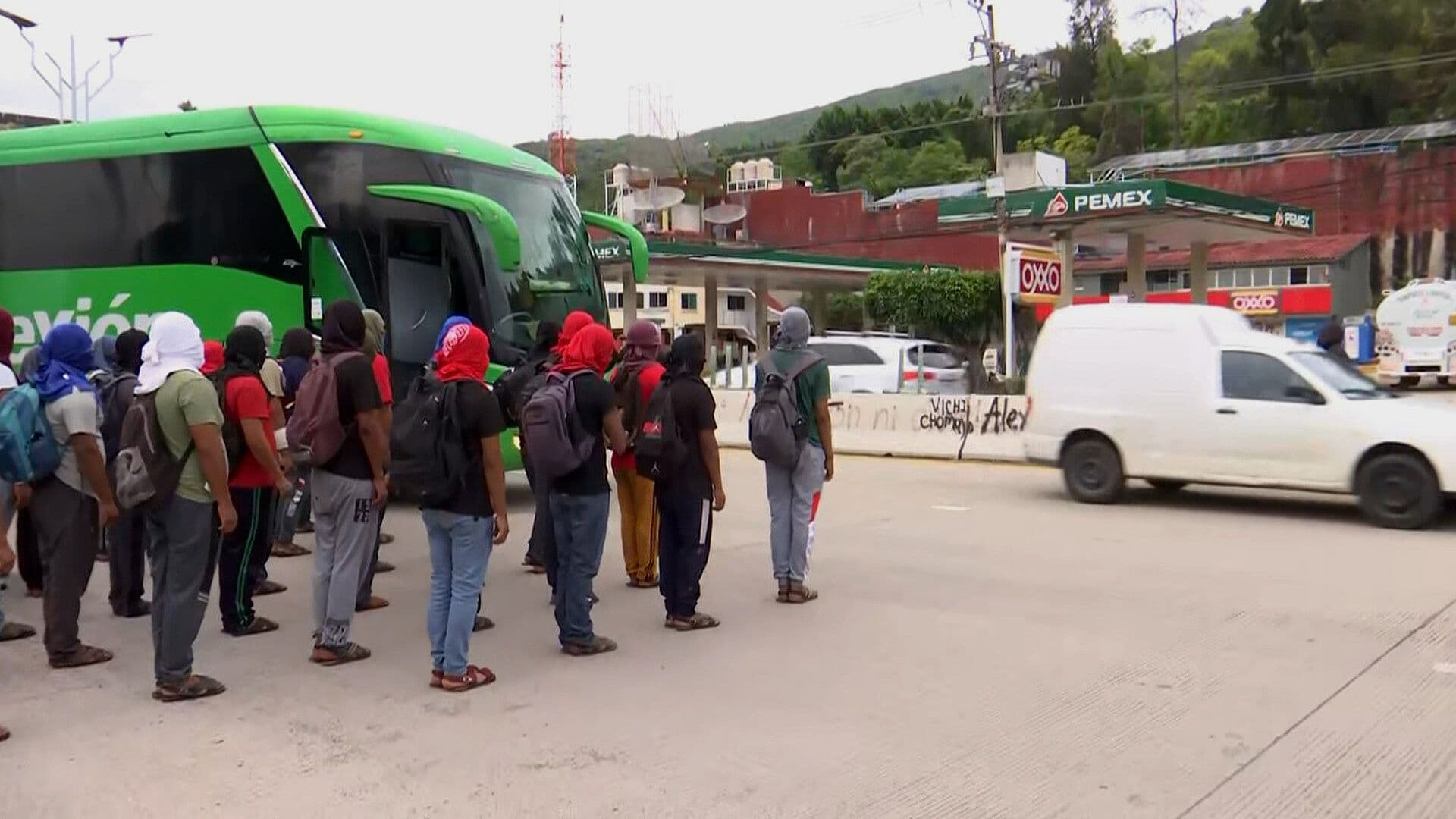 Normalistas de Ayotzinapa Bloquean Ambos Sentidos de Autopista del Sol, Guerrero