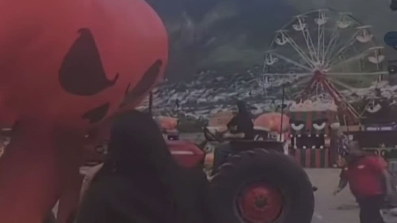 Video | Mujer Destruye Decoración de Parque Temático con un Tractor