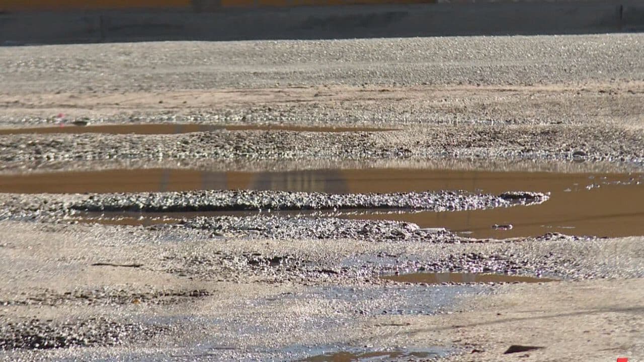 Vecinos Bautizan Calle Llena de Baches en Hermosillo como “La Alberquitas”