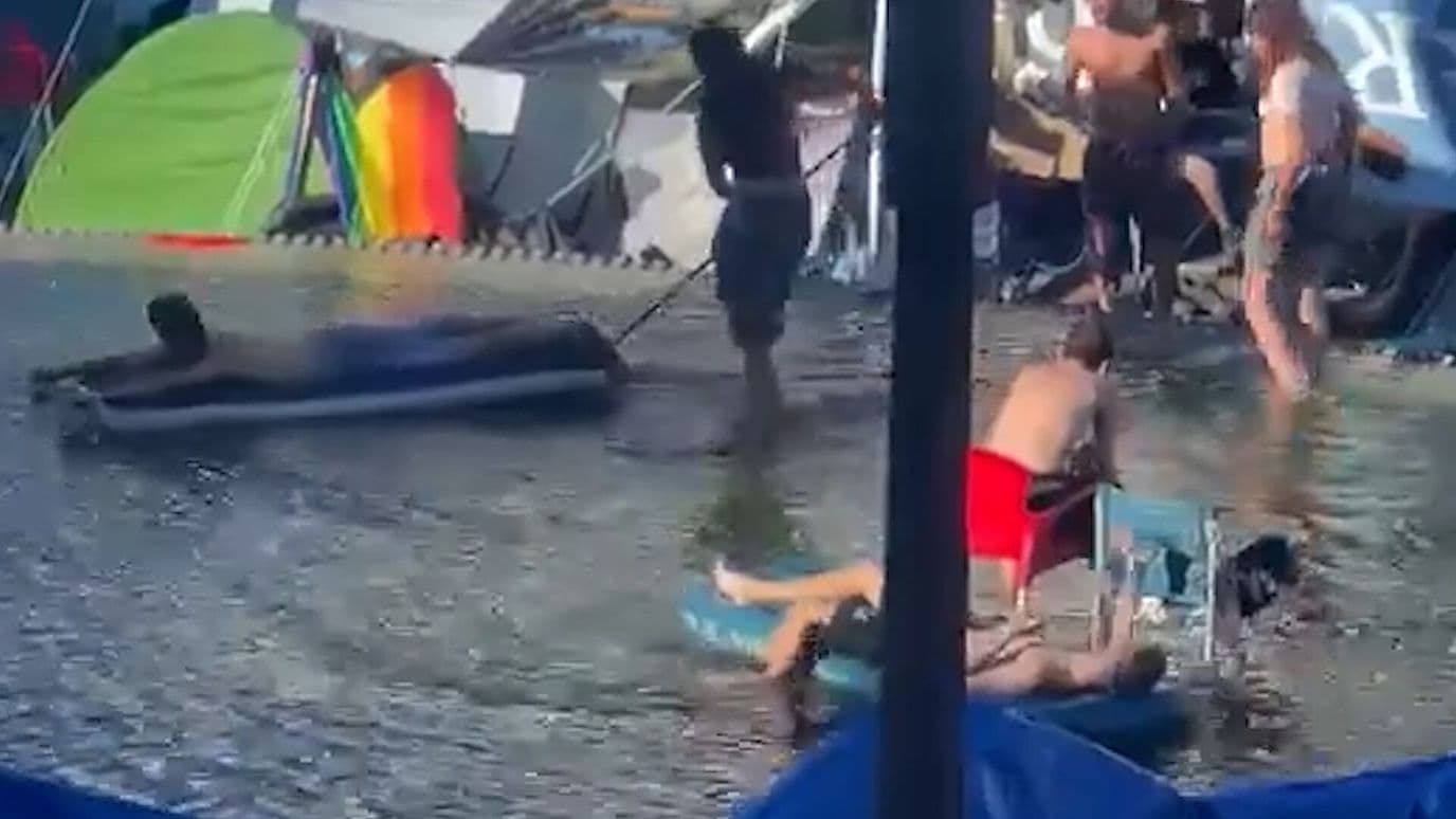 Activistas por la Vivienda Usan Fuente de la Puerta del Sol Como Piscina en Madrid