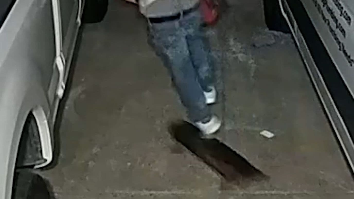 Cámaras Captan Caída de Ladrón en Patineta y Facilitan su Arresto en California