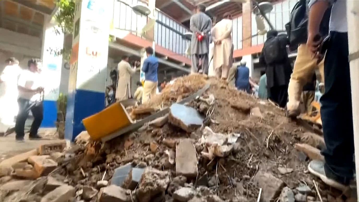Derrumbe en Escuela de Pakistán Deja 35 Muertos, Entre Ellos 34 Niños y una Maestra