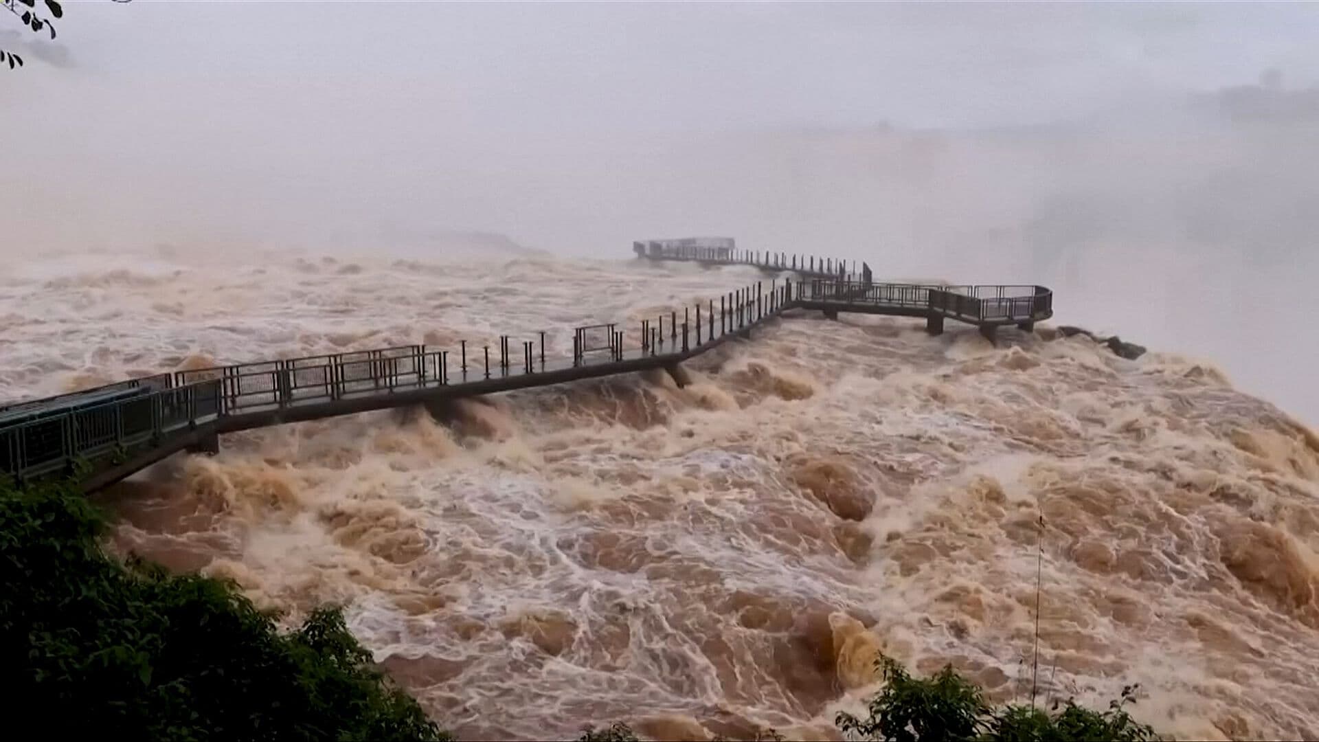 Crecida Histórica en Cataratas del Iguazú Obliga a Cerrar Accesos Turísticos