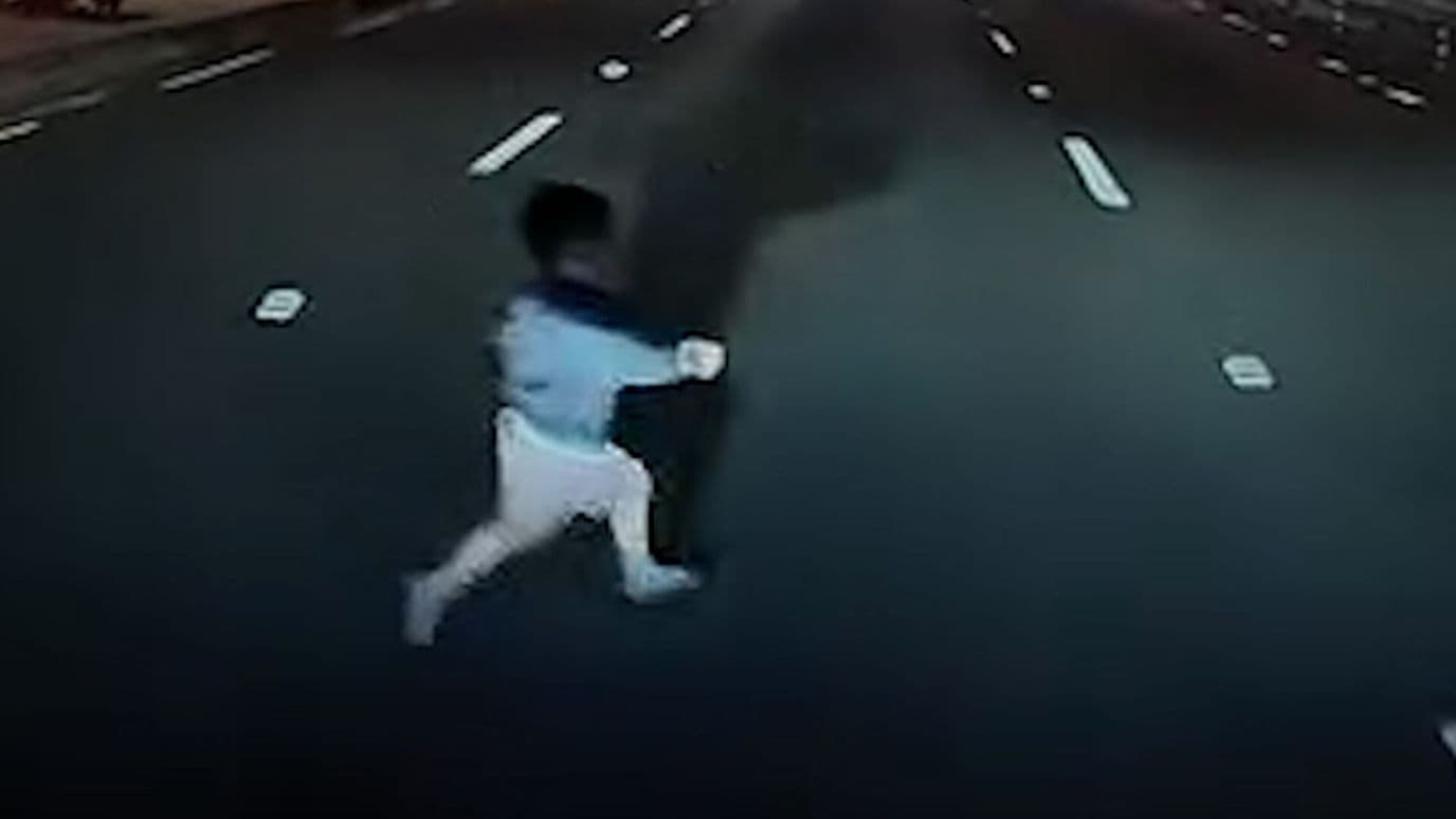 Captan a Menor a Punto de Ser Embestido por Automovilista en Sídney, Australia