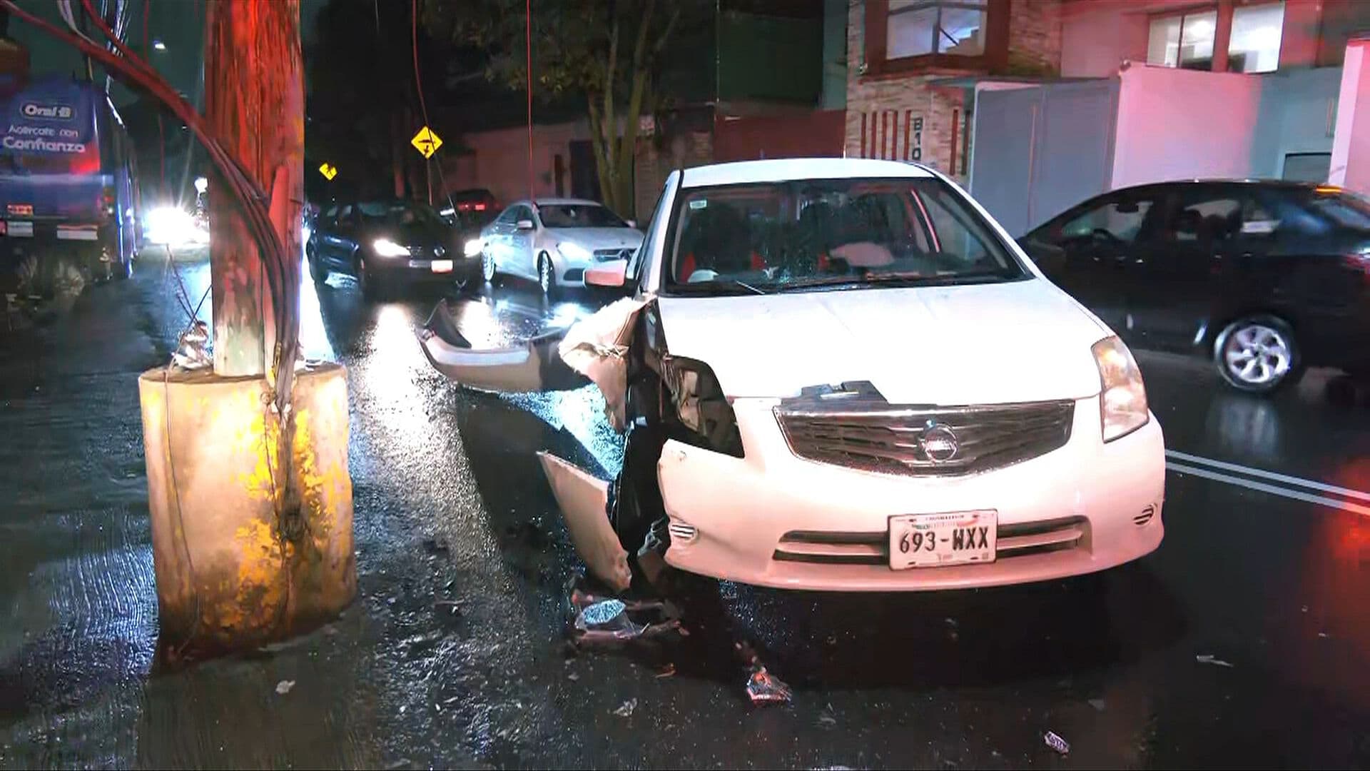 Choque Deja un Herido tras Impactarse con Poste en Avenida Toluca, CDMX