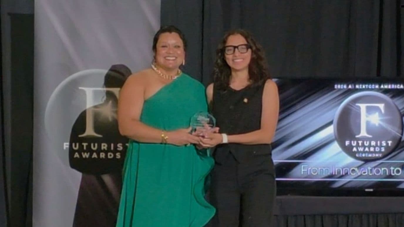 Premian a Estudiante Veracruzana por Bastón para Personas con Discapacidad Visual