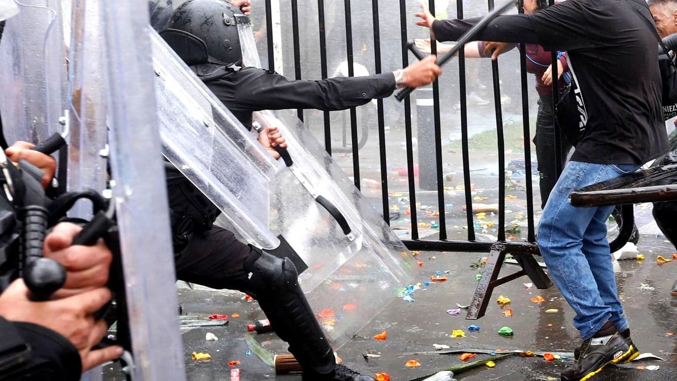 Separan a 17 Policías de Jalisco por Actuación Durante Marcha por Crisis de Agua