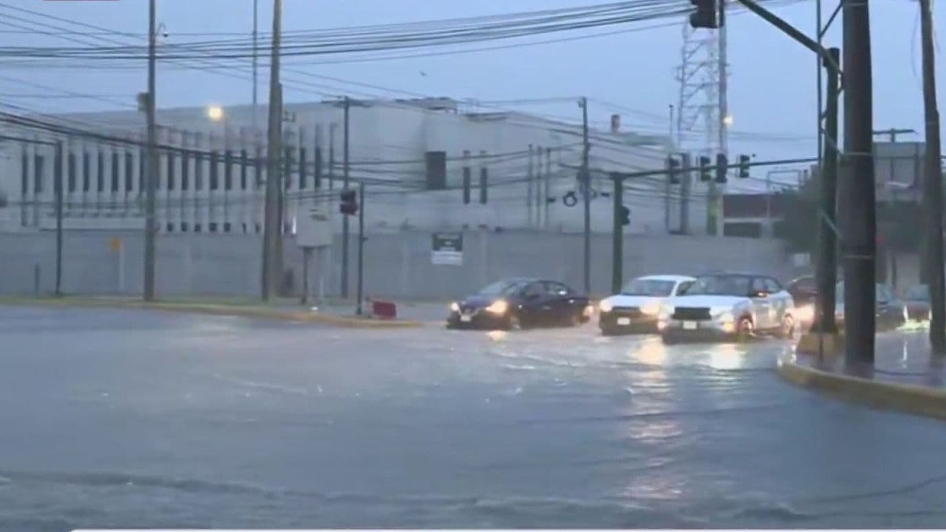 Lluvias y Encharcamientos; Extreme Precauciones en Av. Díaz Ordaz en San Pedro