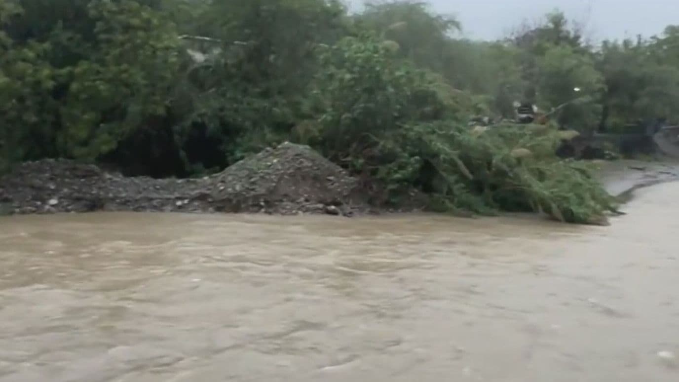 Aumenta Cauce Arroyo El Calabozo;Se Queda Carro Varado en Encharcamiento en Monterrey