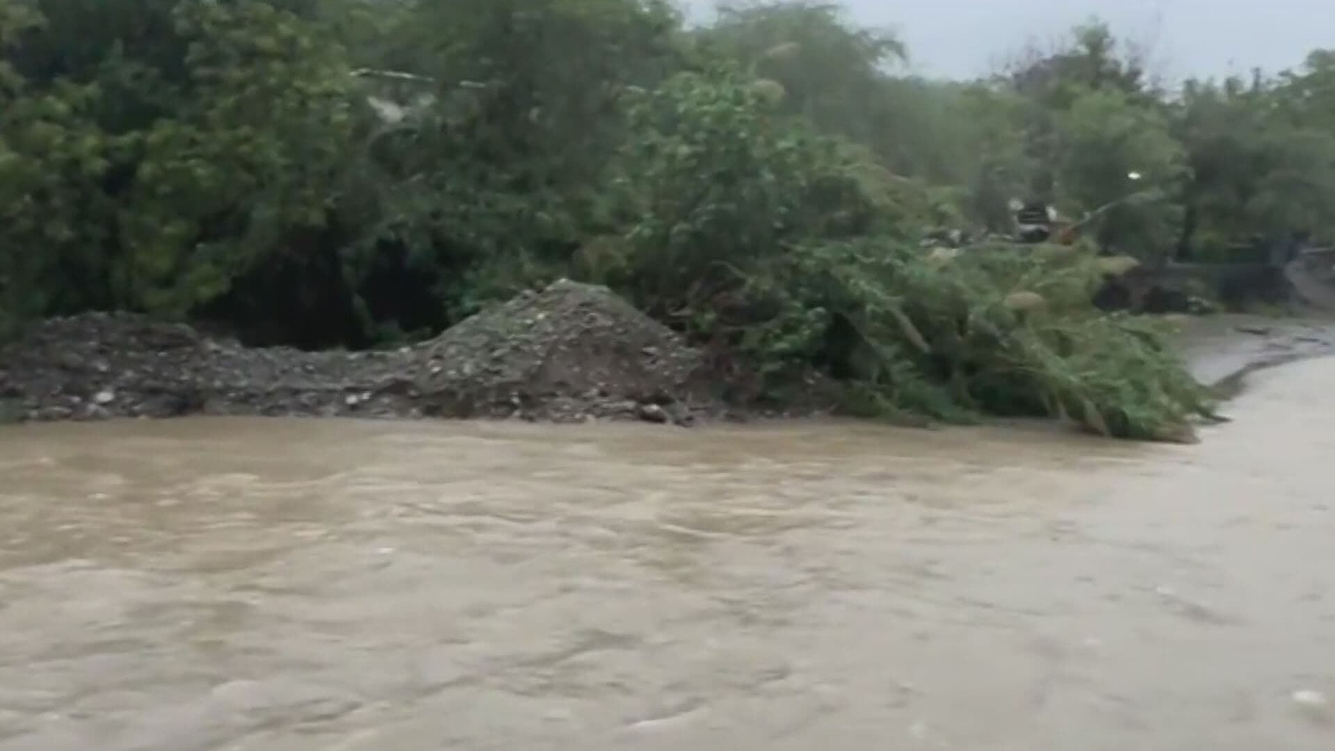 Aumenta Cauce Arroyo El Calabozo;Se Queda Carro Varado en Encharcamiento en Monterrey