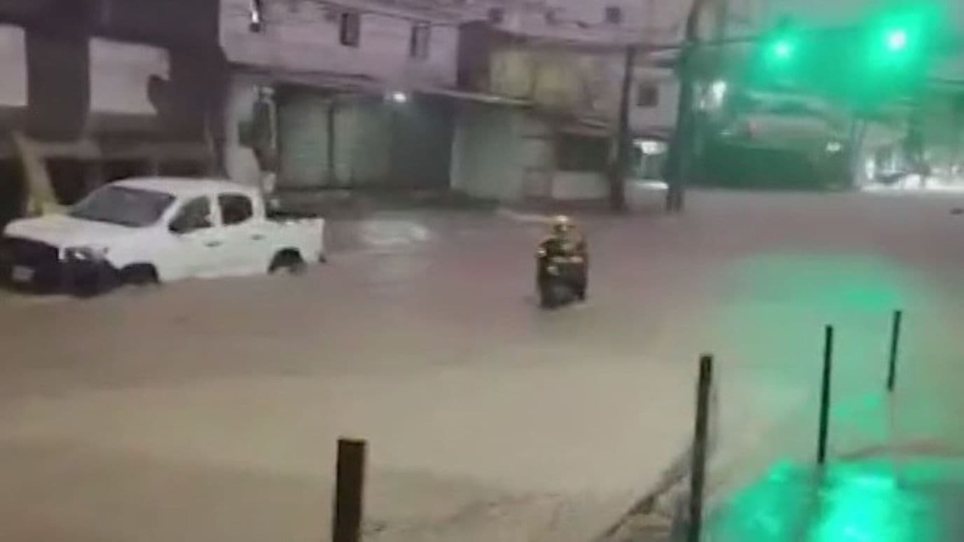 Rescatan a Dos Adultos Mayores; Quedan en Medio de la Corriente en Monterrey