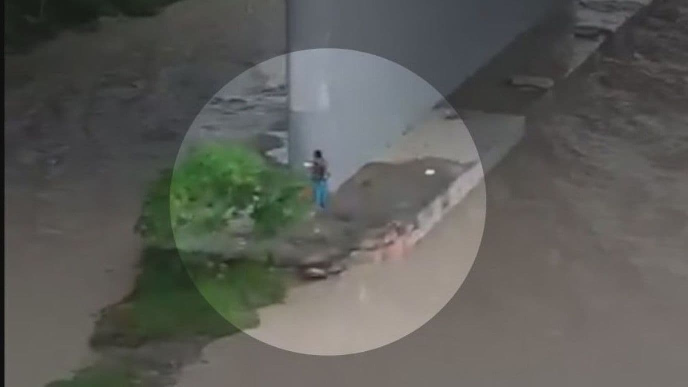 “Atrapa” Corriente a Hombre en Río Santa Catarina en Guadalupe