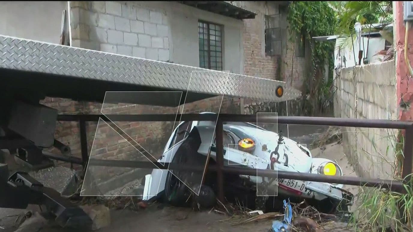 Lluvias en Tampico Arrastran un Automóvil Hasta un Canal; Reportan Tres Vehículos Afectados