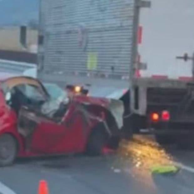 Vehículo Queda Debajo de un Camión de Carga en la Carretera Celaya - Salamanca